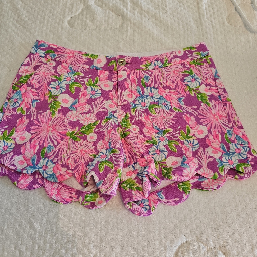 Women's size 8 Lilly Pulizter scalloped shorts EUC
